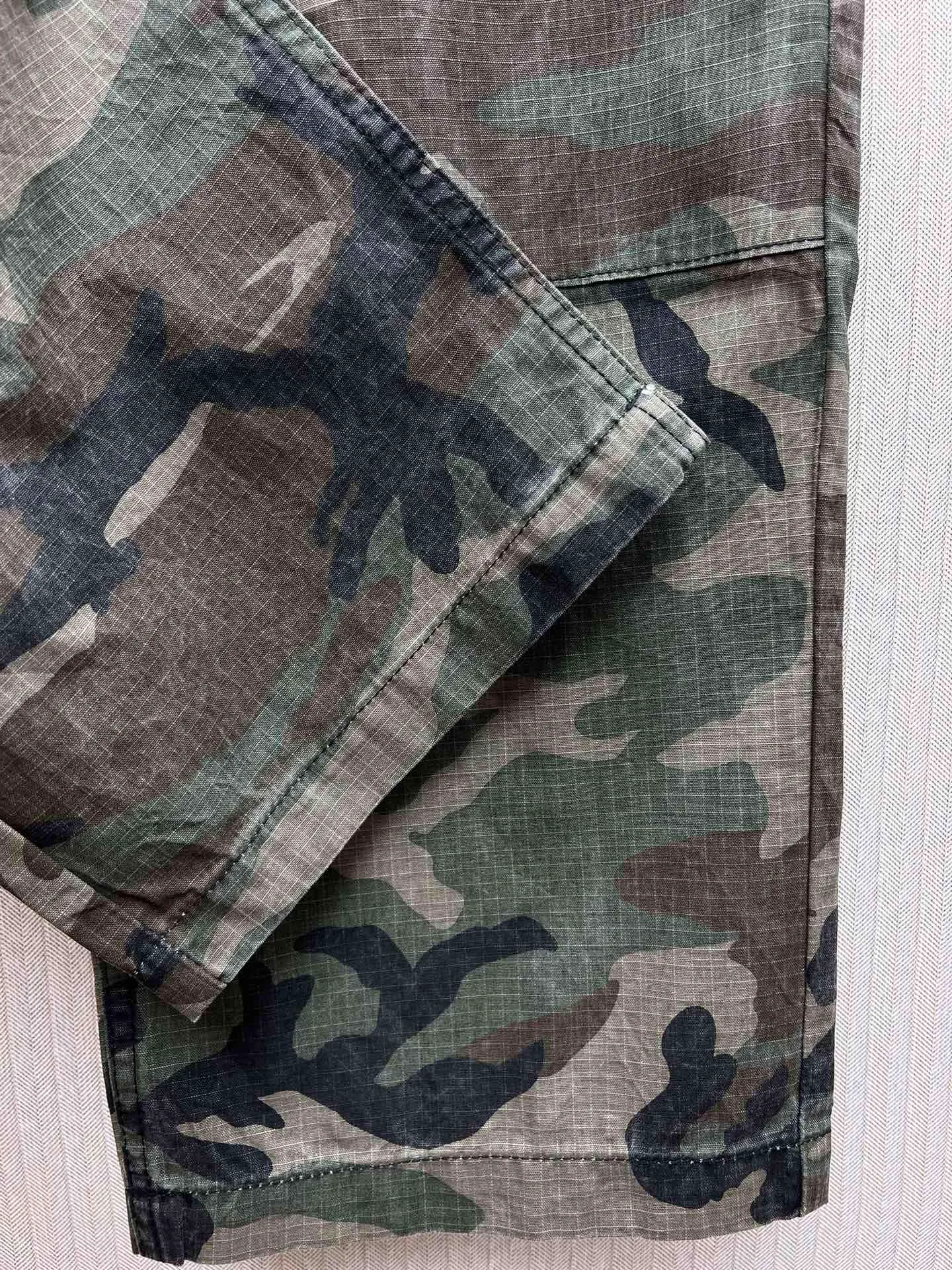 🅿️680 Crow Heart 25SS camouflage patchwork leather genuine antique silver overalls. The body fabric is custom-dyed with fully divided camouflage. The lining is CH jacquard lining. The minimum order is 1000 meters. There are 14 genuine antique silver hardware in the whole trousers. Half of the cost is in the hardware. The leather patchwork is made of imported lambskin. Hand-made edge turning method. The embroidery on the waist is imported Tajima machine. Precision embroidery. Size: 32.34.36